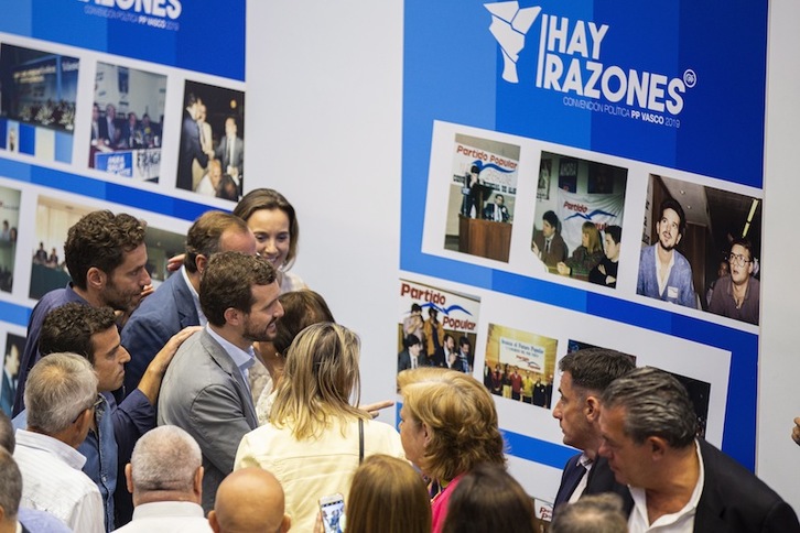 Pablo Casado y miembros del PP, el pasado domingo en Gasteiz. (Endika PORTILLO | FOKU)