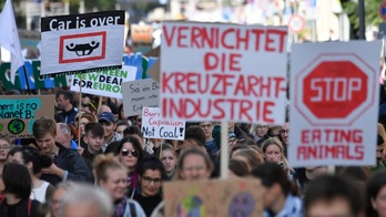 Movilización masiva en Berlín, donde Merkel ha dado un paso al frente. (John MACDOUGALL | AFP)