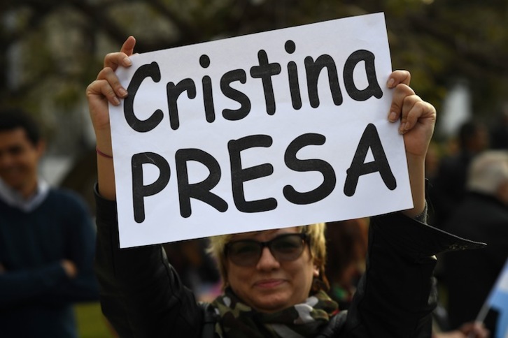 Una mujer partidaria de Mauricio Macri pide prisión para Cristina Fernández. (Ronaldo SCHEMIDT / AFP)