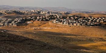 Vista de la colonia israelí de Maale Adumim, desde la localidad palestina de Al-Sawahre. (Hazem BADER / AFP)