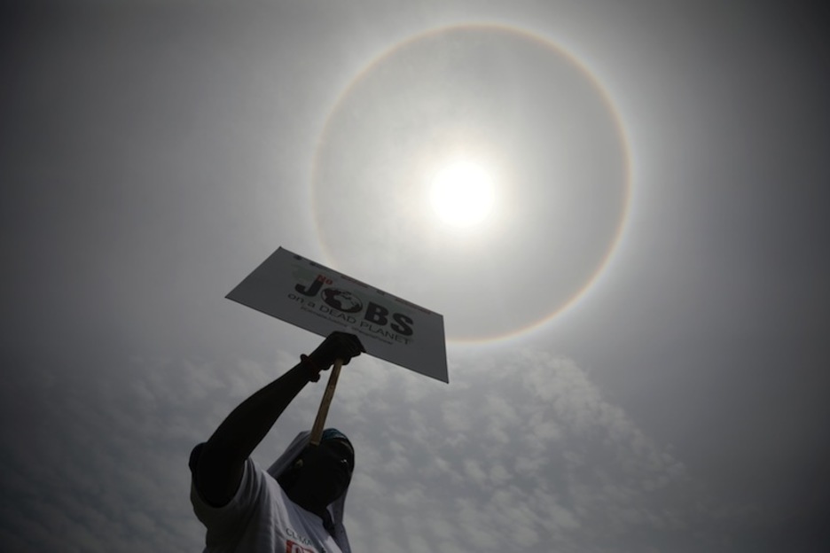 «No hay trabajo en un planeta muerto», mensaje desde Nigeria. (Kola SULAIMON | AFP)