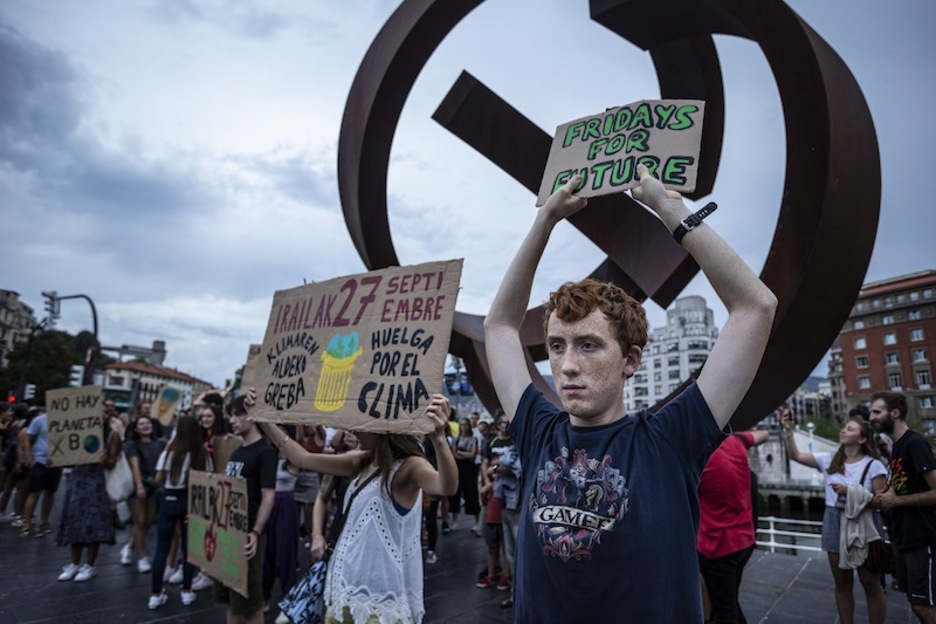 Jóvenes vascos, ante el Guggenheim; en Baiona también hubo protestas. (Aritz LOIOLA | FOKU)