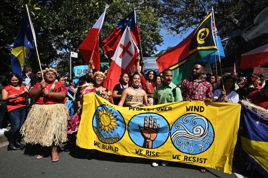 Indígenas han liderado las marchas en muchos lugares, como esta de Australia. (Peter PARKS | AFP)