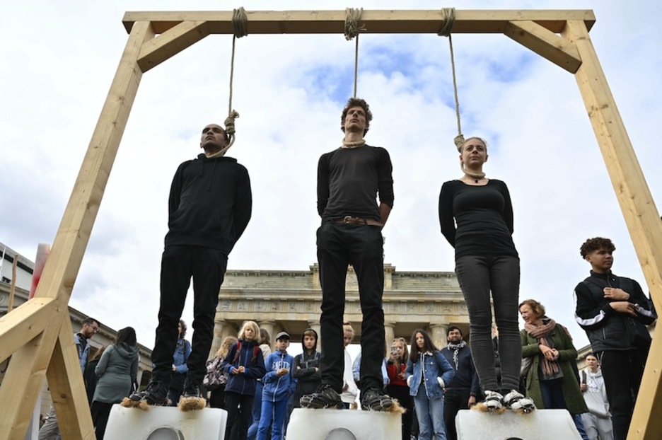 En Berlín escenificaron así que hay políticas suicidas. (John MACDOUGALL | AFP)