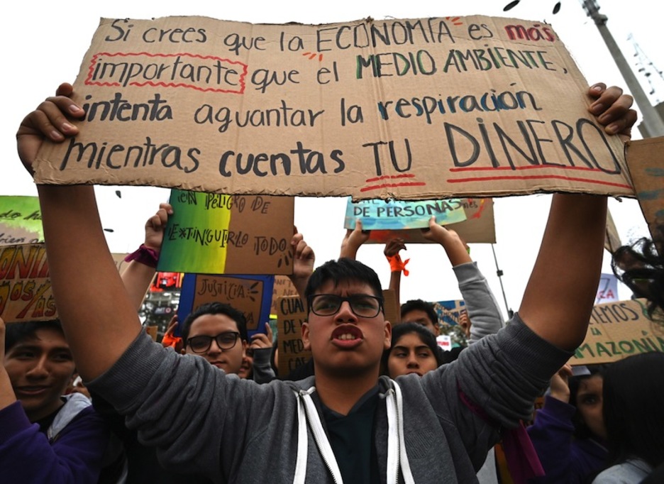 Muchas protestas tomaron nítido carácter anticapitalista; aquí, en Lima (Perú). (Cris BOURONCIE | AFP)