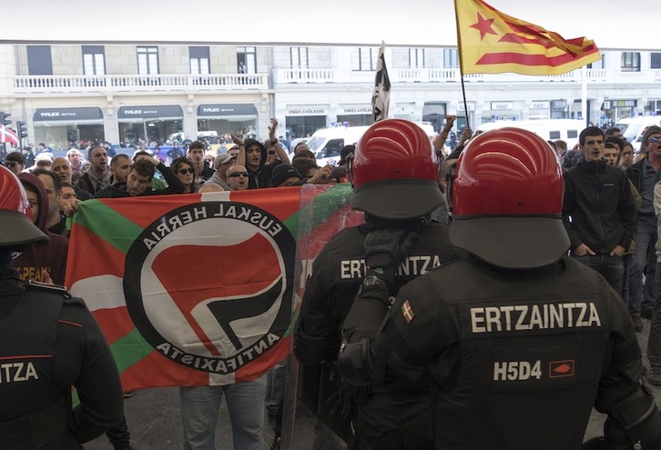 Ertzainas custodian el acto de Vox en Donostia de la campaña de abril. (Andoni CANELLADA | FOKU)