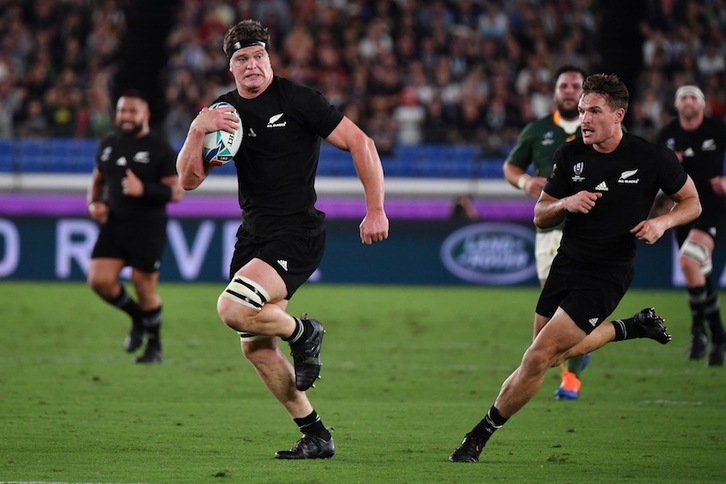 Scott Barrett, en plena carrera hacia el ensayo que ha cerrado el parcial de 17-0 para Nueva Zelanda. (Toshifumi KITAMURA / AFP PHOTO)