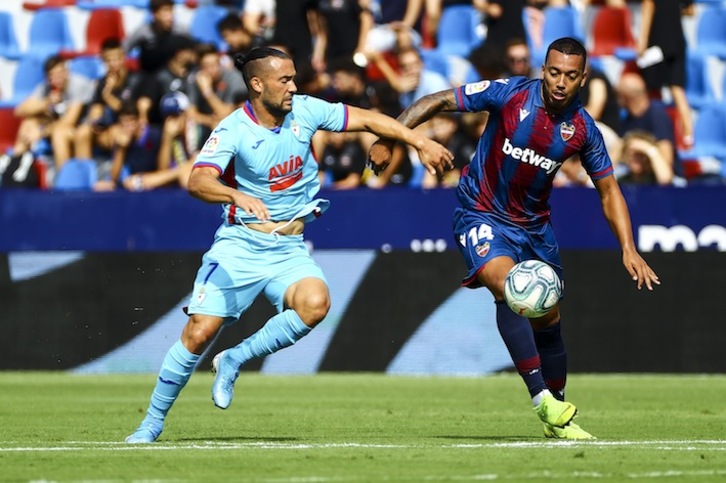 Quique Gonzalezek zutoinera jaurti du bigarren zatian. (Fernández de Velasco/LOF)