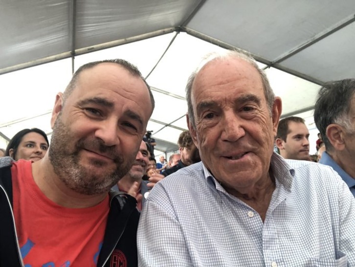 Iker Ruiz de Egino, portavoz de EA, junto a Carlos Garaikoetxea en Zumaia. (EA Twitter)