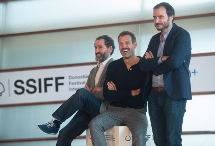 Los directores de ‘La trinchera infinita’: Jon Garaño, Josemari Goenaga y Aitor Arregi. (Jon URBE / FOKU)