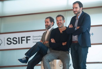 ‘La trinchera infinita’-ko zuzendariak, Jon Garaño, Josemari Goenaga eta Aitor Arregi. (Jon URBE / FOKU)