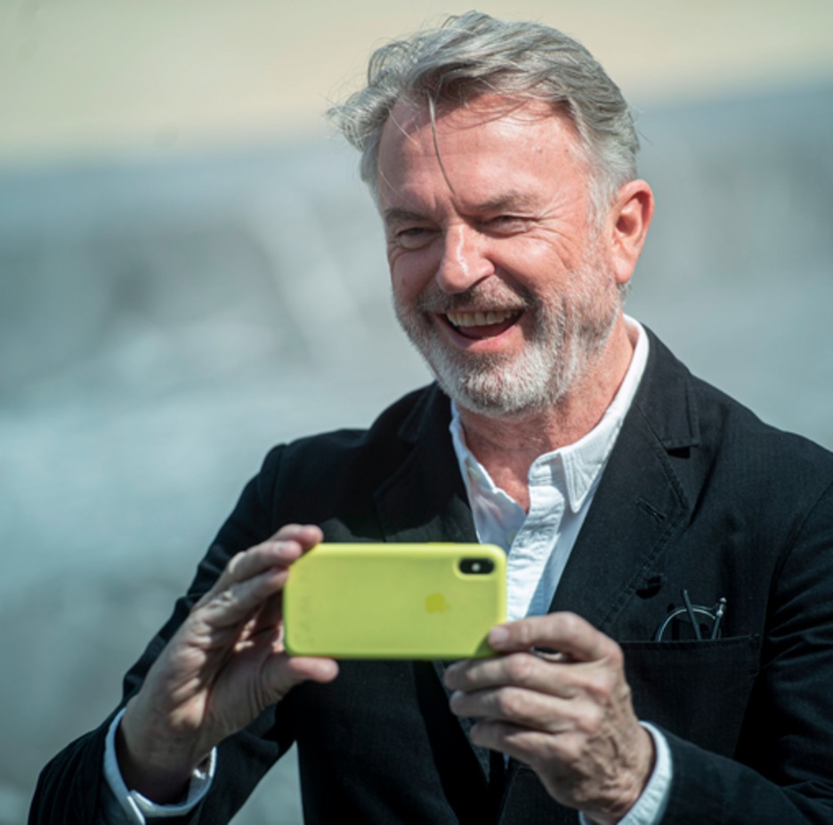 Sam Neill aktorea (‘Blackbird’) argazkilariei argazkiak ateratzen. (Jon URBE / FOKU)