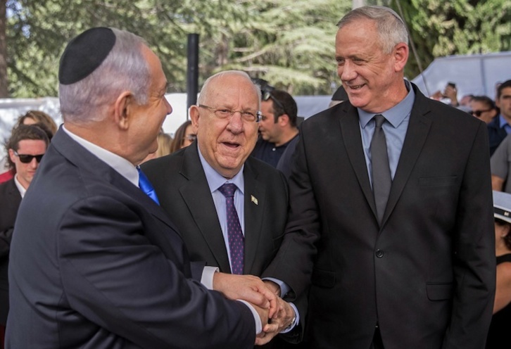 Saludo entre Gantz, Netanyahu y Rivlin. (Yonatan SINDEL/AFP)