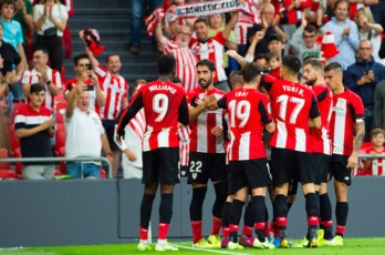 Jugadores del Athletic celebran el gol de Raúl García ante el Alavés. (Monika DEL VALLE / FOKU)
