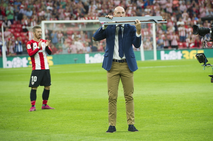 Toquero con la ‘makila’ de ‘lehendakari’ entregada por Muniain antes del partido. (Monika DEL VALLE / FOKU)