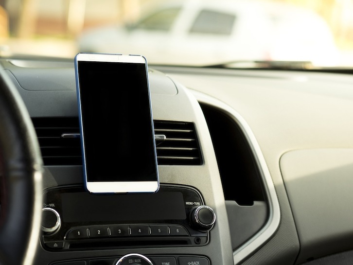 Un teléfono móvil, a la vista en un vehículo. (GETTY)