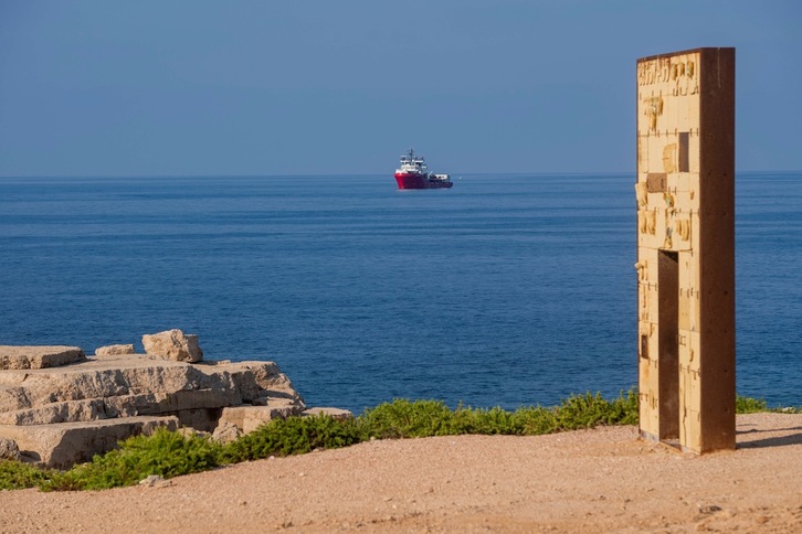 El Ocean Viking, avistado desde el puerto de Lampedusa. (Alessandro SERRANO I AFP)