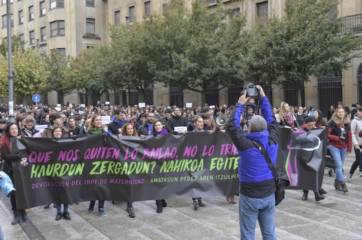 Las madres afectadas se manifestaron en Iruñea en octubre del año pasado para reclamar la devolución del IRPF del permiso por maternidad.(Idoia ZABALETA / FOKU)