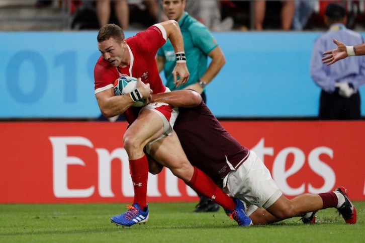 Un jugador de Georgia intenta placar a George North (Adrian DENNIS / AFP PHOTO)