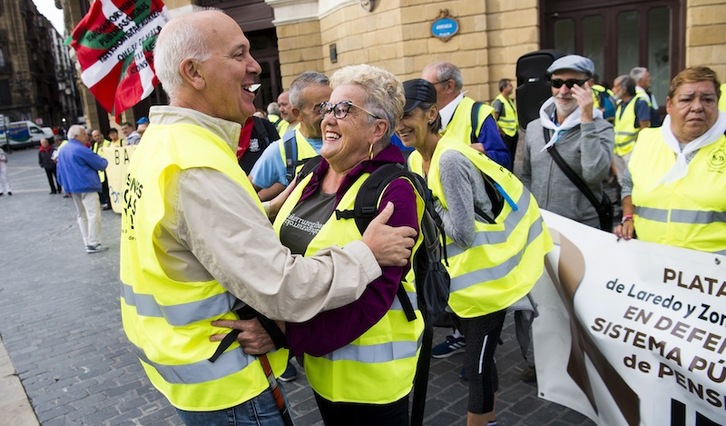 Pensionistas, en el inicio de la marcha hoy en Bilbo. (Luis JAUREGIALTZO | FOKU)