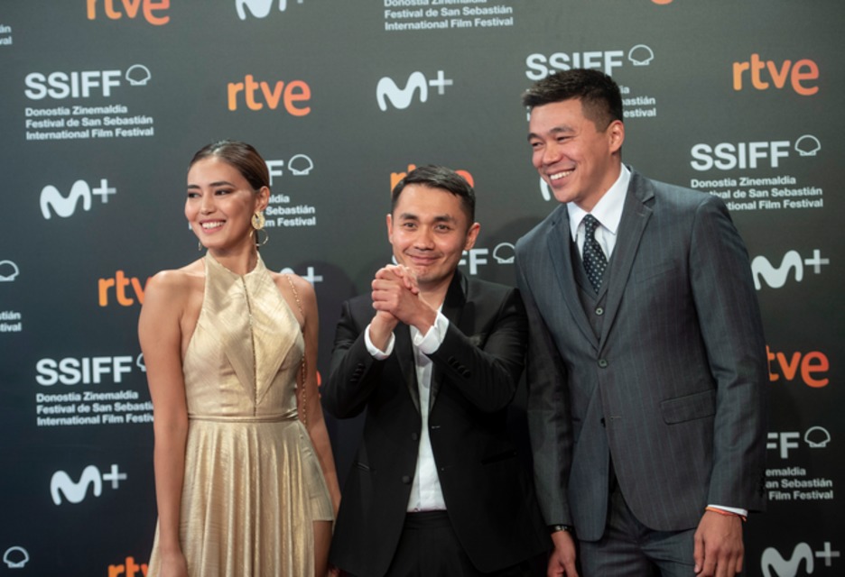 ‘A dark-dark man’ pelikulako Adilkhan Yerzhanov zuzendaria eta Dinara Baktybayeva eta Daniyar Alshinov aktoreak. (Jon URBE / FOKU)