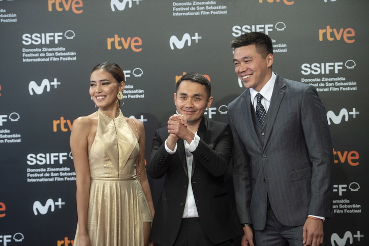 La actriz Dinara Baktybayeva, junto al director Adilkhan Yerzhanov y el actor Daniyar AlshInov. (Jon URBE I FOKU).