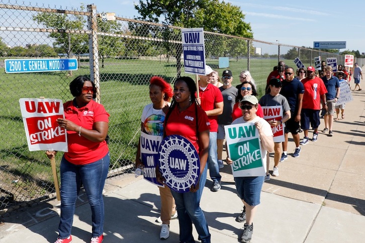 Militantes de United Auto Workers (UAW) protestan en el exterior de la planta de GM en Detroit-Hamtramck. (Jeff KOWALSKY | AFP)