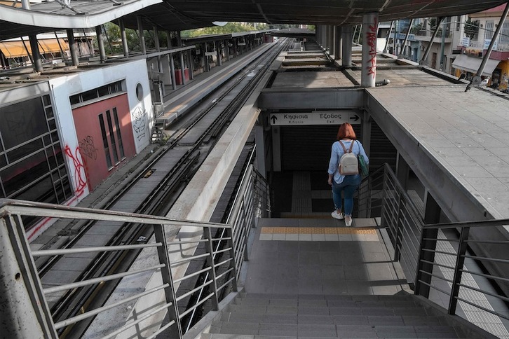 La estación central de Atenas, prácticamente vacía esta mañana. (Louisa GOULIAMAKI | AFP)