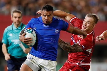 Alapati Leiua, autor de dos ensayos, se quita un rival de encima (Odd ANDERSEN / AFP)