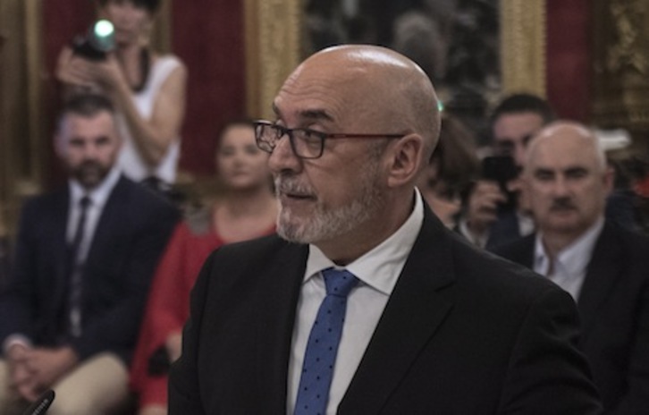 El consejero de Universidades del Gobierno de Nafarroa, Juan Cruz Cigudosa, ha presentado la aplicación móvil para la autoevaluación de los síntomas del coronavirus. (Jagoba MANTEROLA/FOKU)