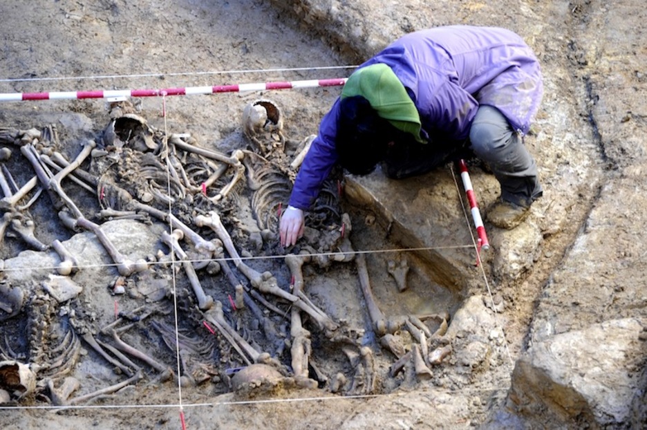 Exhumaciones, una constante con Aranzadi como referencia. En Zigoitia aparecieron once cuerpos. (Juanan RUIZ | FOKU)