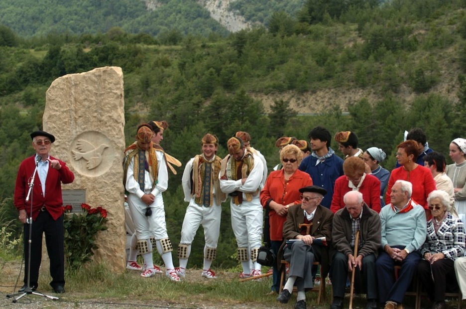 Reconocimiento a los «esclavos» que hicieron la carretera Igari-Bidangoze, en 2004. (Jagoba MANTEROLA | FOKU) Reconocimiento a los «esclavos» que hicieron la carretera Igari-Bidangoze, en 2004. (Jagoba MANTEROLA | FOKU)