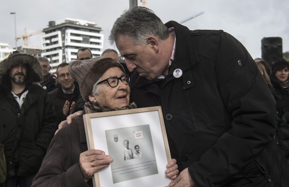 Joseba Asiron y Josefina Lamberto, al inaugurar la plaza de su hermana Maravillas en Iruñea. (Jagoba MANTEROLA | FOKU) Joseba Asiron y Josefina Lamberto, al inaugurar la plaza de su hermana Maravillas en Iruñea. (Jagoba MANTEROLA | FOKU)
