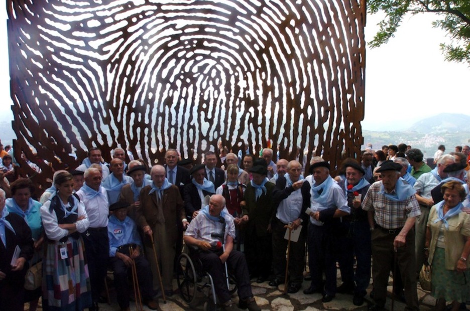 La Huella de Artxanda, escenario anual de homenaje, como este de 2006. (Luis JAUREGIALTZO | FOKU) La Huella de Artxanda, escenario anual de homenaje, como este de 2006. (Luis JAUREGIALTZO | FOKU)
