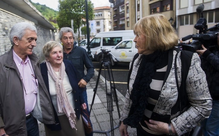 La jueza Servini, en Gernika con la plataforma que impulsó la querella. (Luis JAUREGIALTZO | FOKU)