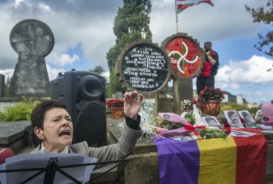 Txiki y Otaegi, unos fusilamientos muy presentes. Itziar Aizpurua, en el cementerio de Zarautz. (Andoni CANELLADA | FOKU) Txiki y Otaegi, unos fusilamientos muy presentes. Itziar Aizpurua, en el cementerio de Zarautz. (Andoni CANELLADA | FOKU)