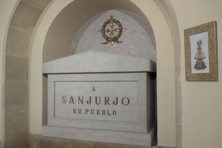 La cripta de Sanjurjo y Mola, homenaje infame finiquitado por el Ayuntamiento de Asiron. (Iñigo URIZ | FOKU)