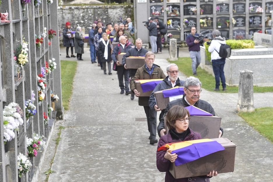Víctimas aún sin identificar, inhumadas en Iruñea, señal de lo que queda por hacer. (Idoia ZABALETA | FOKU) Víctimas aún sin identificar, inhumadas en Iruñea, señal de lo que queda por hacer. (Idoia ZABALETA | FOKU)