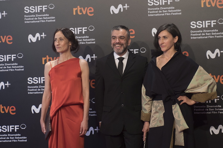 Las actrices Julieta Figueroa (dch.) y Amparo Noguera, junto al director José Luis Torres Leiva. (Juan Carlos RUIZ I FOKU).