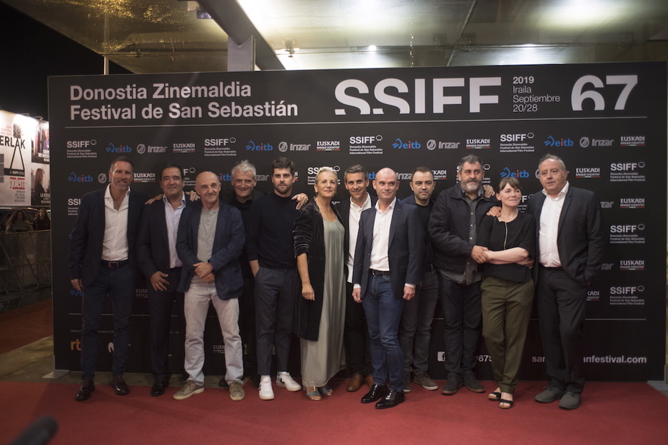 Varios actores y actrices vascas posan antes de la gala del cine vasco. (Juan Carlos RUIZ/FOKU)