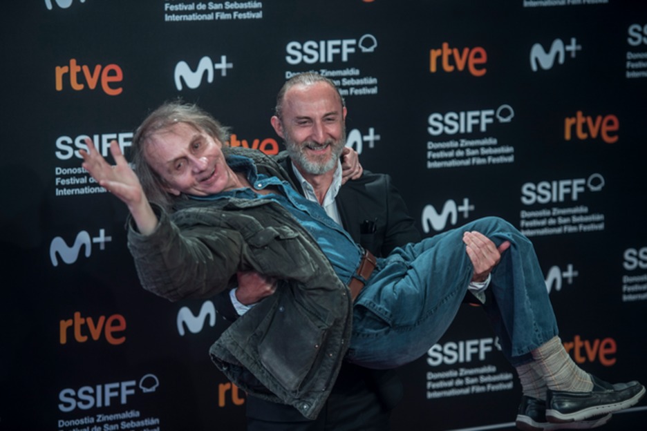 Guillaume Nicloux zuzendaria Michel Houellebecq idazlea besoetan duela. (Jaboga MANTEROLA / FOKU)