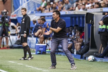 Asier Garitano dirigiendo a su equipo en el partido frente al Levante.(Endika PORTILLO / FOKU)