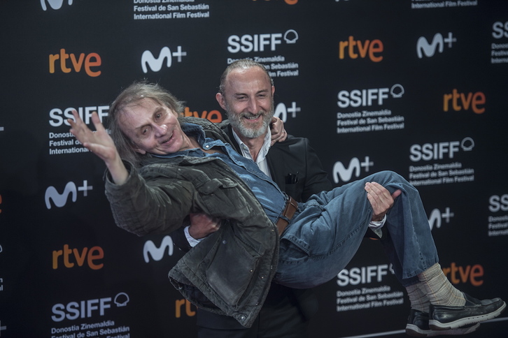 El escritor Michel Houellebecq y el director Guillaume Nicloux, minutos antes de la proyección. (Jagoba MANTEROLA/FOKU).