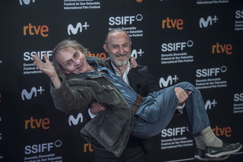 El escritor Michel Houellebecq y el director Guillaume nicloux, esta tarde en donostia. (Jagoba MANTEROLA I FOKU).