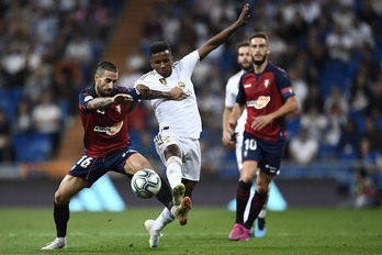 Lillo pugna con el goleador Rodrygo. (OSCAR DEL POZO / AFP)