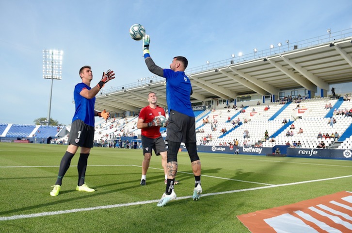 Unai Simón y Herrerín en el calentamiento del partido ante el Leganés. (@AthleticClub)