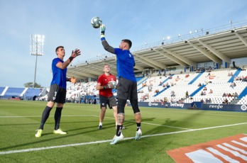 Unai Simón y Herrerín en el calentamiento del partido ante el Leganés. (@AthleticClub)