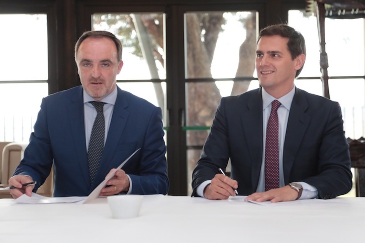 Esparza (UPN) y Rivera (Cs), cuando firmaron Navarra Suma. (Endika PORTILLO | AFP)