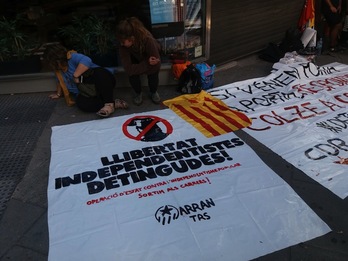 Pancartas ante la Audiencia Nacional en solidaridad con los detenidos. (CUP Twitter)