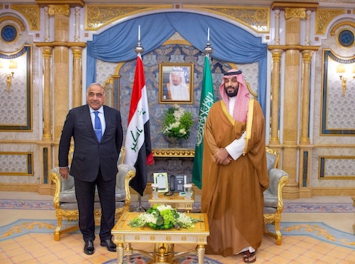 El heredero saudí junto con el primer ministro iraquí,  Adel Abdel Mahdi. (Bandar AL-JALOUD  | AFP)